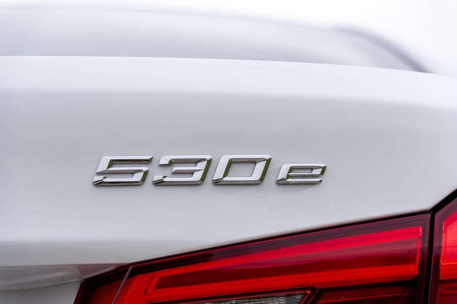 Логотип BMW 530e 2017 года  (WW) (фото 39 из 57)